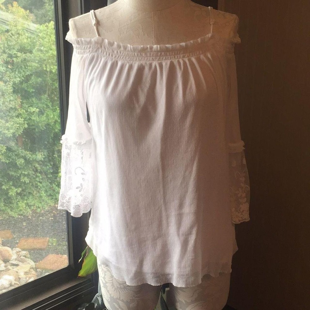 White flowy‎ top Belle sleeve